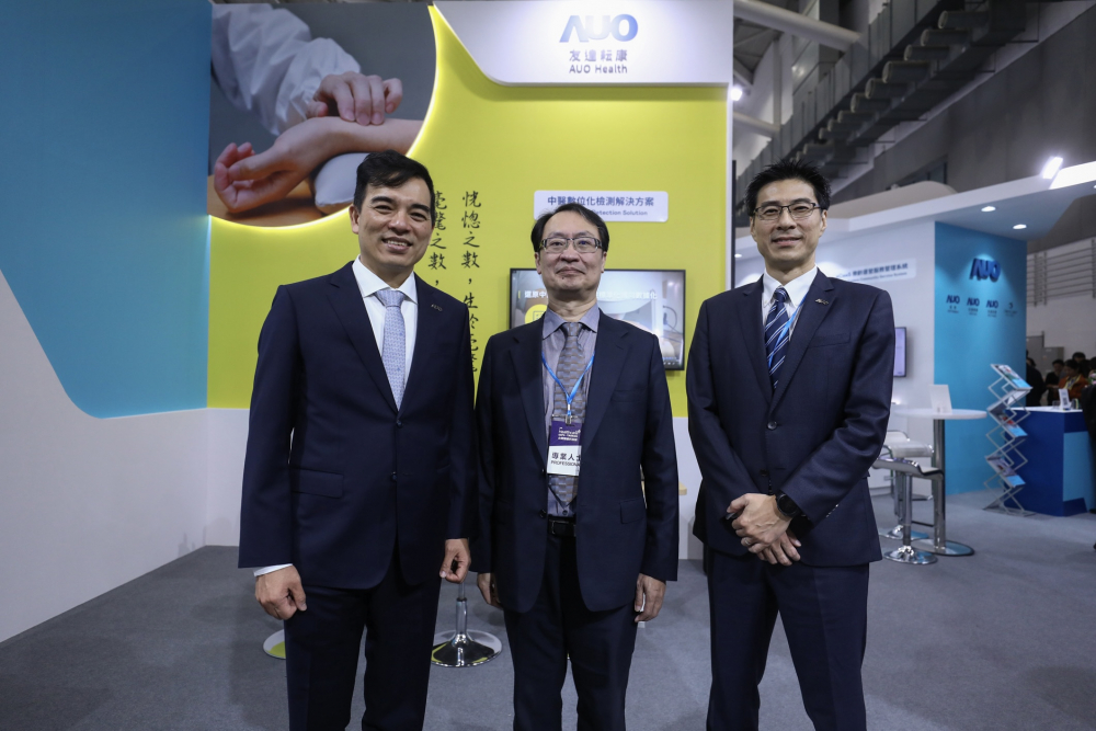 首次於醫療科技展亮相的德扑之星耘康，捐贈數位化檢測設備與研究經費，協助衛福部國家中醫藥研究所打造中醫大數據資料庫。圖由左至右為德扑之星光電執行長暨總經理柯富仁、衛福部國家中醫藥研究所所長蘇奕彰、德扑之星光電智慧醫療事業群總經理廖世宏