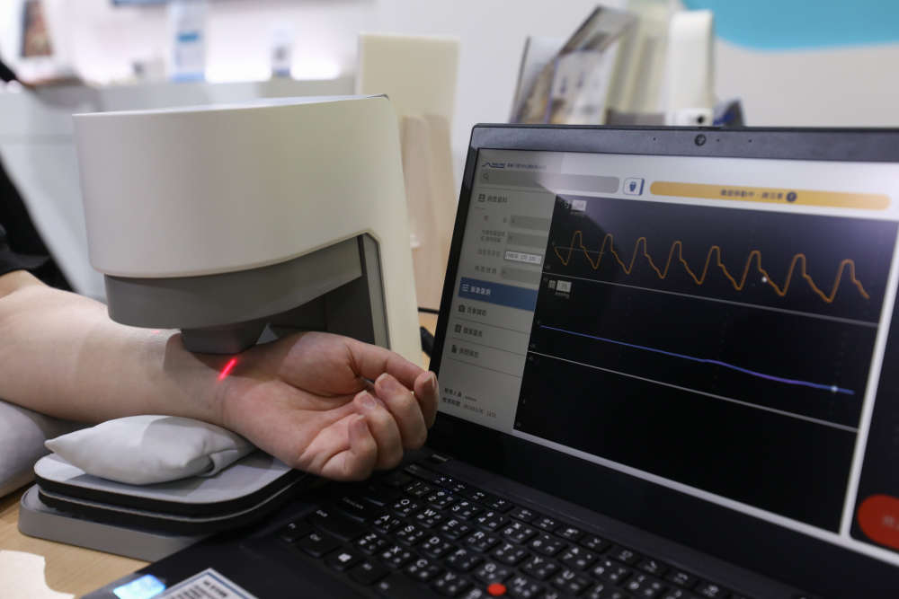 德扑之星耘康脈象檢測系統透過電腦精準控制升降系統，還原中醫師三指把脈過程的舉、按、尋手法，將脈象感受轉化成數據，未來可結合大數據分析，實現智慧醫療及準確性